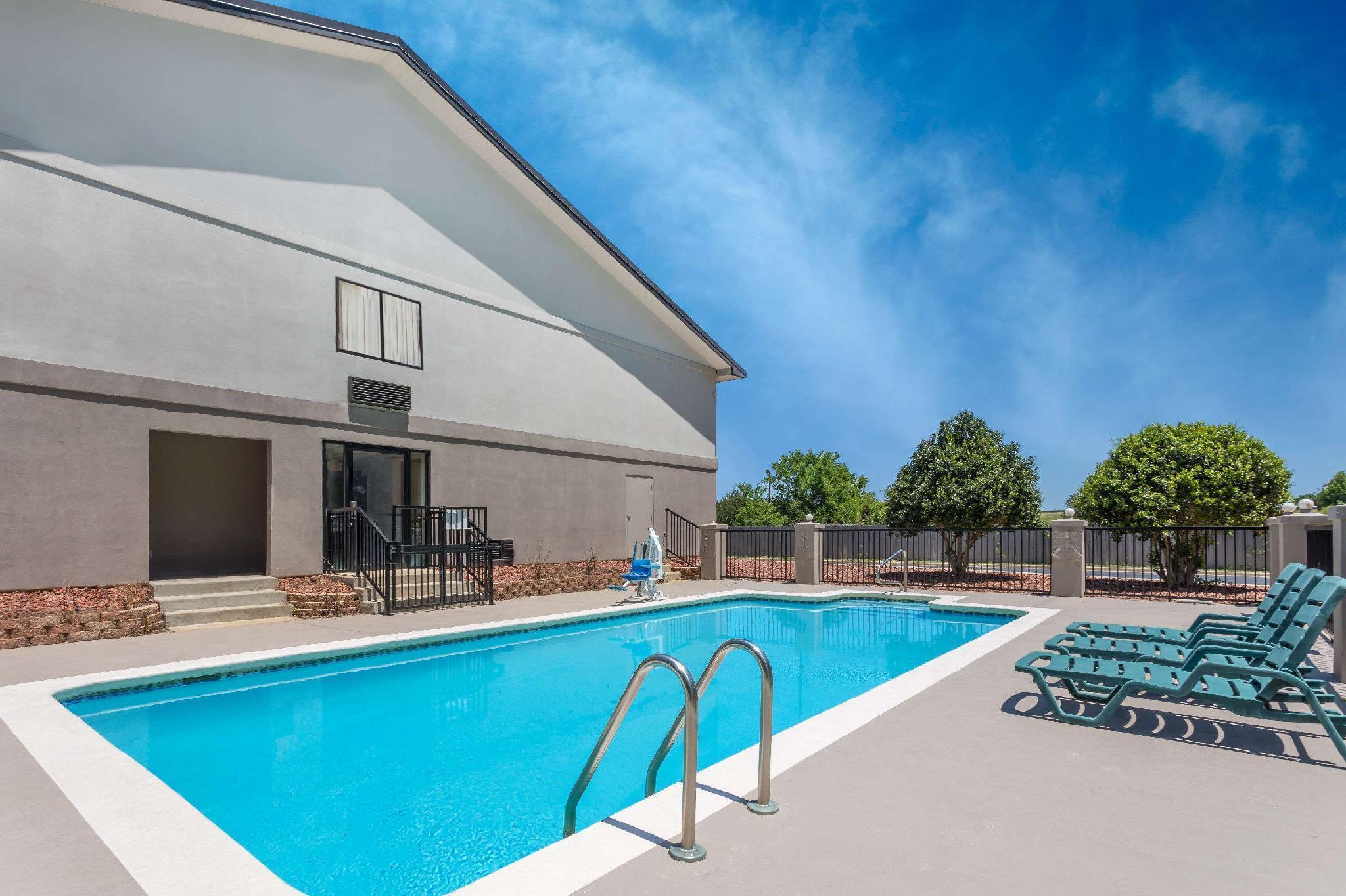 Super 8 By Wyndham Montgomery I-65 Eksteriør bilde